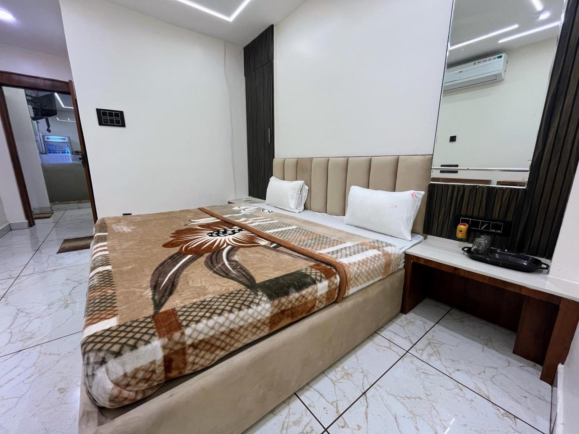 Hotel Anantshree Удджайн Екстер'єр фото